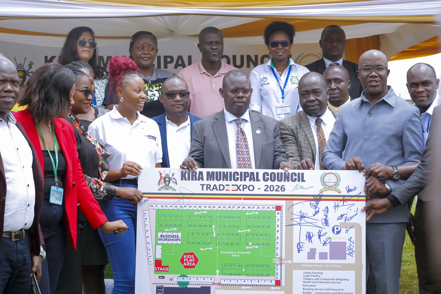 Exhibitors and buyers on the floor at an Even Expo Consults trade fair
